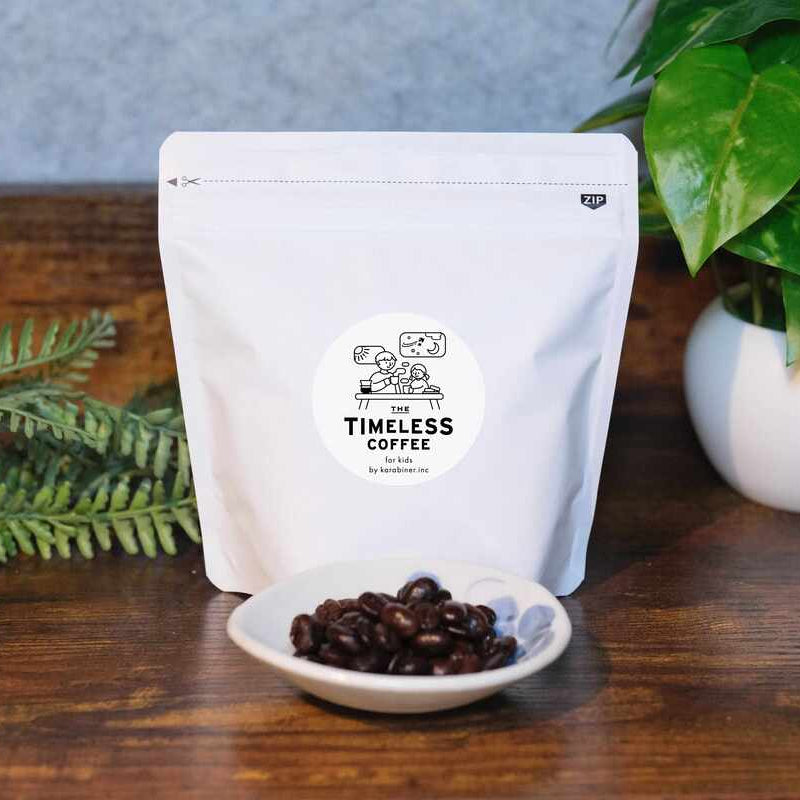 Timeless Coffee for Kids コーヒー豆とパッケージが机に置かれた写真